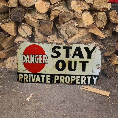 Danger stay out private - stay,